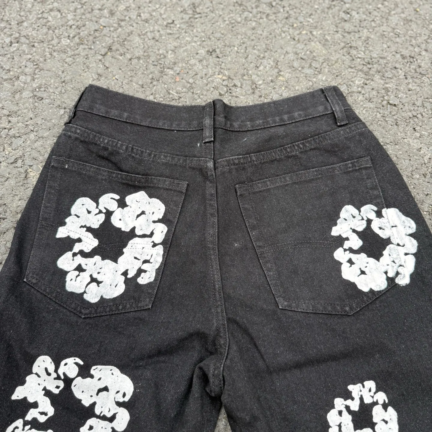 #8197 P220💰 DENIM TEARS Kapok American niche brand printed washed straight jeans. Produced by a major washed factory. Full of high-end feel. Knee part destroyed design with patchwork design. Already used as facade design. Leather waist nameplate. The focus of this style is not on washing, but on the destroyed shape and version. The secret lies in the craftsmanship of the master. The cost of post-production grinding, machining, knife cutting, etc. is far beyond comparison with assembly line products. Color: black, blue, gray. Size: 28-36 (corresponding to S-XXL)